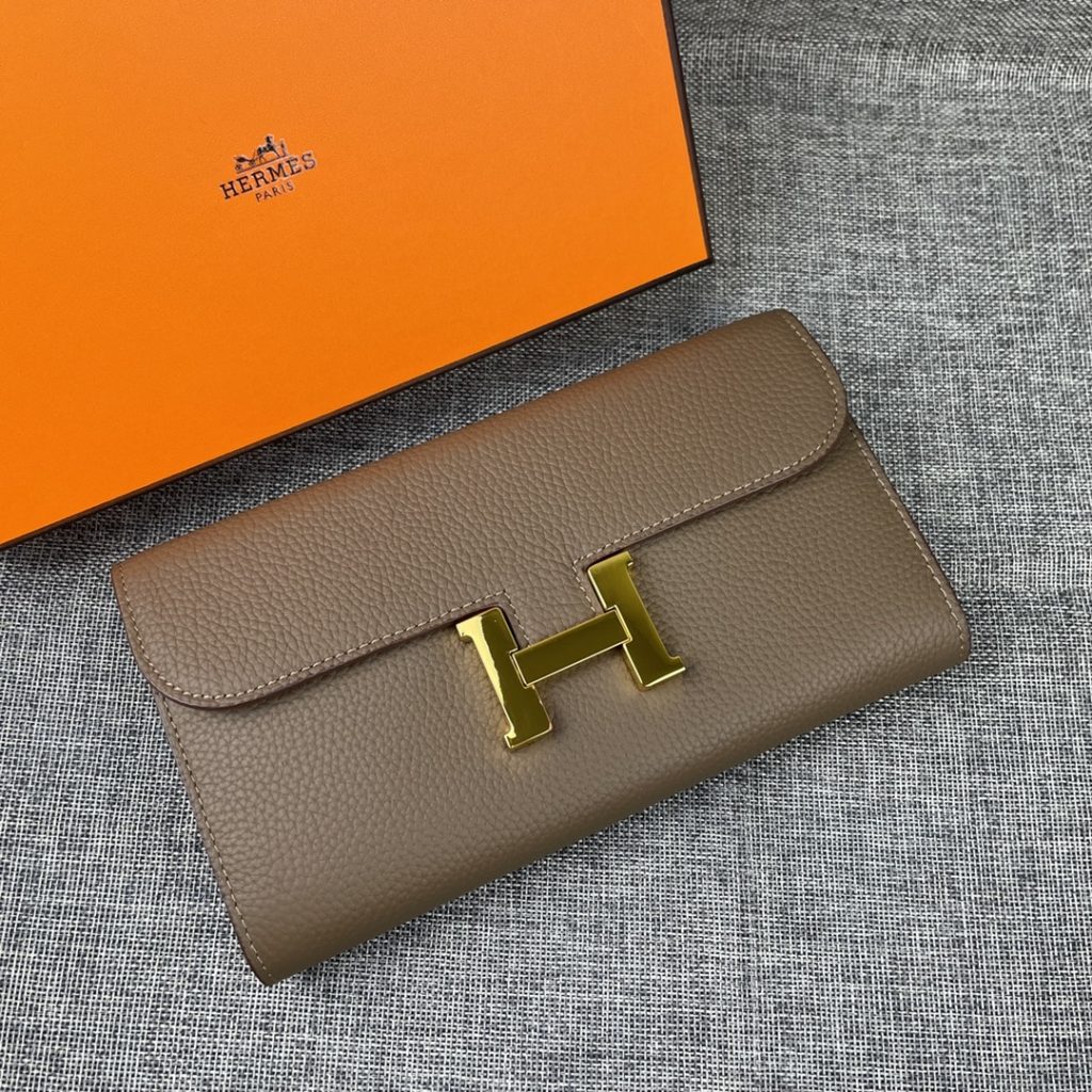 Hermes Constance Hermes model: 539 gold buckle togo leather size: 22 * 11cm 🇫🇷 overseas 🇫🇷 Imported Togo cowhide has a soft and comfortable feel. The original copy is matched with gold hardware, with the original OEM code inside, which is exquisite and elegant, and the oil edge is straight and smooth 🎈 There are two large cash slots, one zip pocket and 12 card slots 🚚