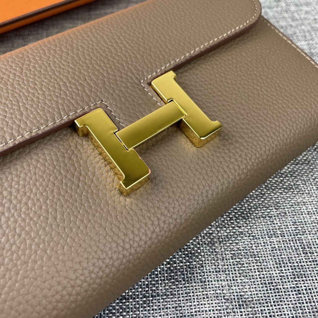 Hermes Constance Hermes model: 539 gold buckle togo leather size: 22 * 11cm 🇫🇷 overseas 🇫🇷 Imported Togo cowhide has a soft and comfortable feel. The original copy is matched with gold hardware, with the original OEM code inside, which is exquisite and elegant, and the oil edge is straight and smooth 🎈 There are two large cash slots, one zip pocket and 12 card slots 🚚