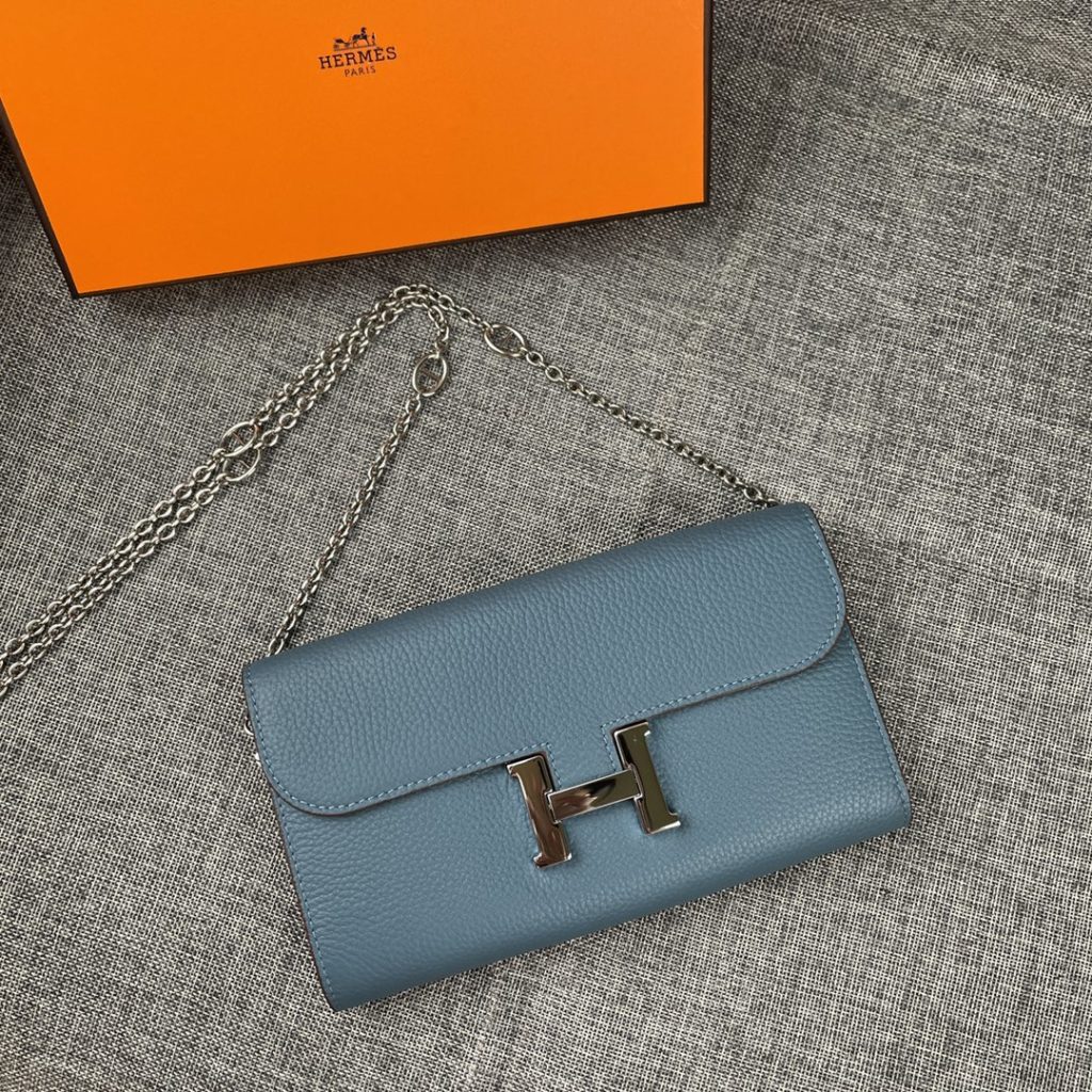 Hermes Constance Hermes model: 9852togo leather silver chain size: 22 * 11cm 🇫🇷 overseas 🇫🇷 Imported Togo cowhide, with original OEM code inside, feels soft and comfortable. The original copy with silver hardware is exquisite and elegant, and the oil edge is straight and smooth 🎈 There are two large cash slots, one zip pocket and 12 card slots 🚚 Silver chain 120cm long