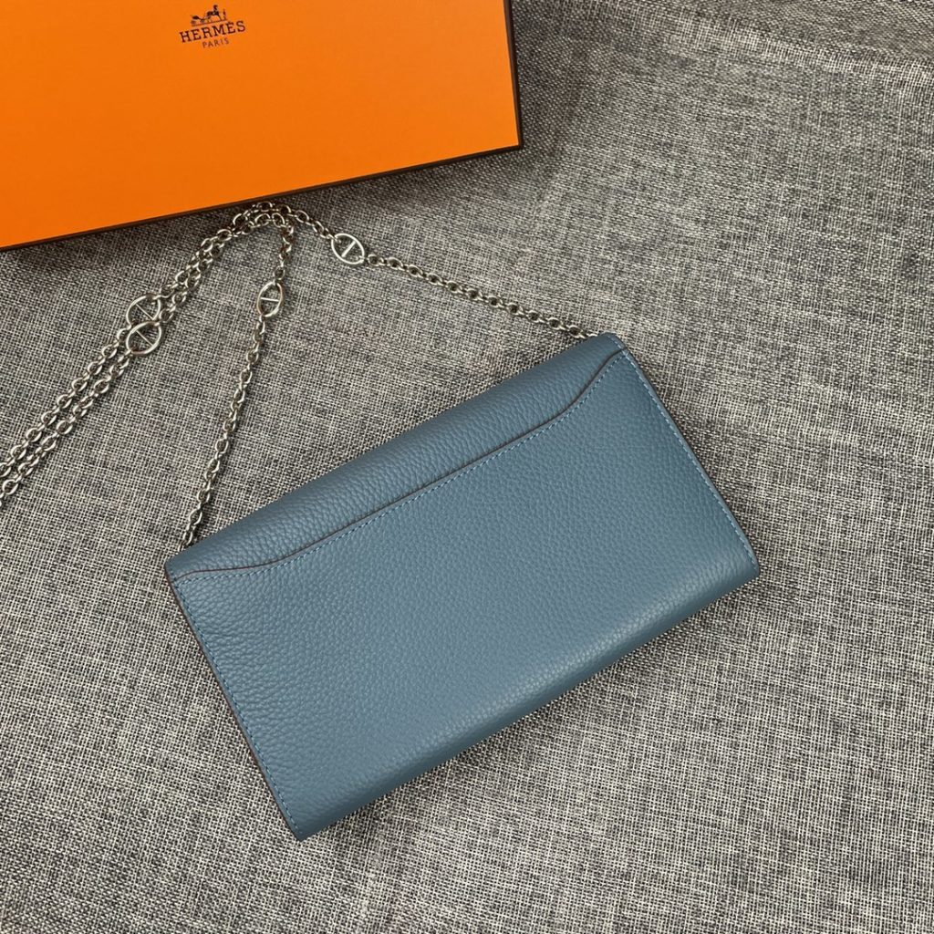 Hermes Constance Hermes model: 9852togo leather silver chain size: 22 * 11cm 🇫🇷 overseas 🇫🇷 Imported Togo cowhide, with original OEM code inside, feels soft and comfortable. The original copy with silver hardware is exquisite and elegant, and the oil edge is straight and smooth 🎈 There are two large cash slots, one zip pocket and 12 card slots 🚚 Silver chain 120cm long