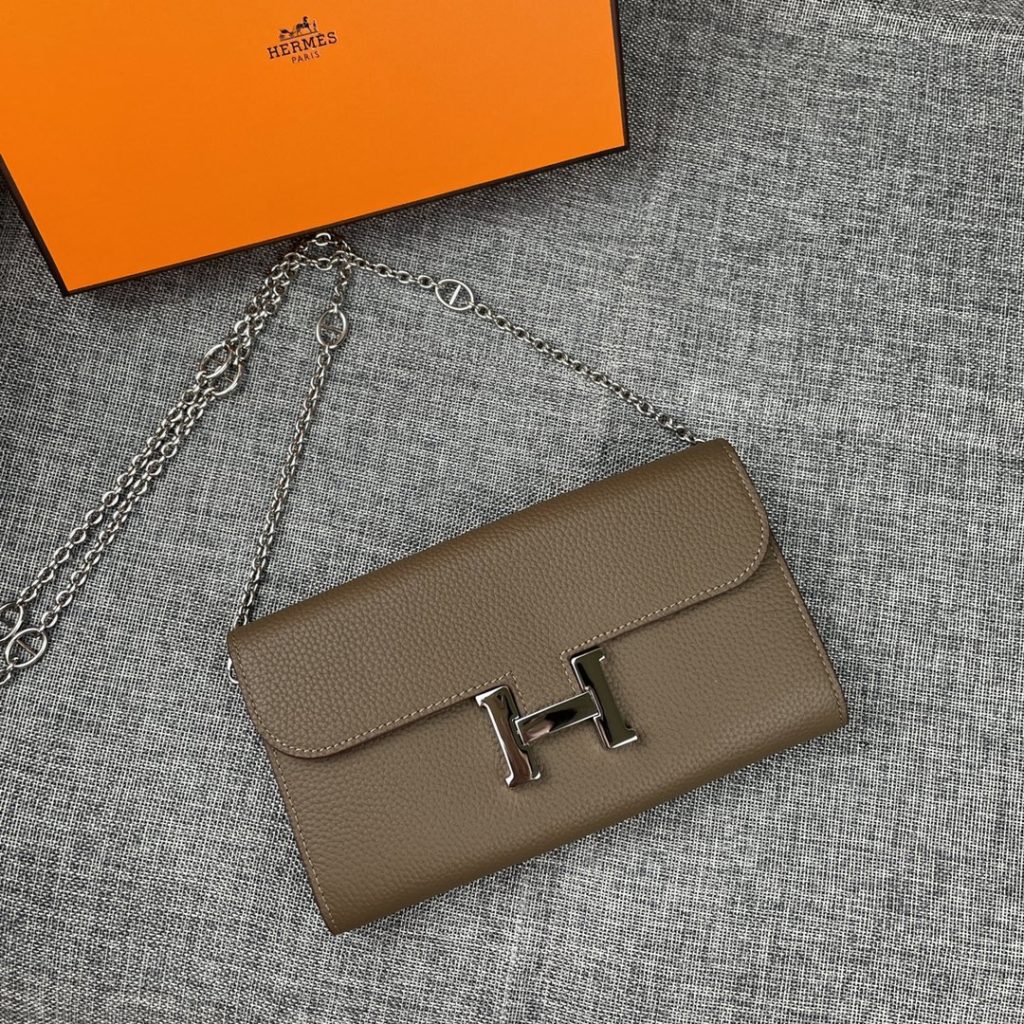 Hermes Constance Hermes model: 9852togo leather silver chain size: 22 * 11cm 🇫🇷 overseas 🇫🇷 Imported Togo cowhide, with original OEM code inside, feels soft and comfortable. The original copy with silver hardware is exquisite and elegant, and the oil edge is straight and smooth 🎈 There are two large cash slots, one zip pocket and 12 card slots 🚚 Silver chain 120cm long