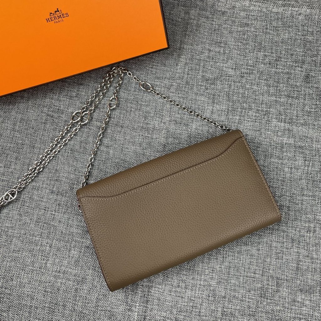 Hermes Constance Hermes model: 9852togo leather silver chain size: 22 * 11cm 🇫🇷 overseas 🇫🇷 Imported Togo cowhide, with original OEM code inside, feels soft and comfortable. The original copy with silver hardware is exquisite and elegant, and the oil edge is straight and smooth 🎈 There are two large cash slots, one zip pocket and 12 card slots 🚚 Silver chain 120cm long