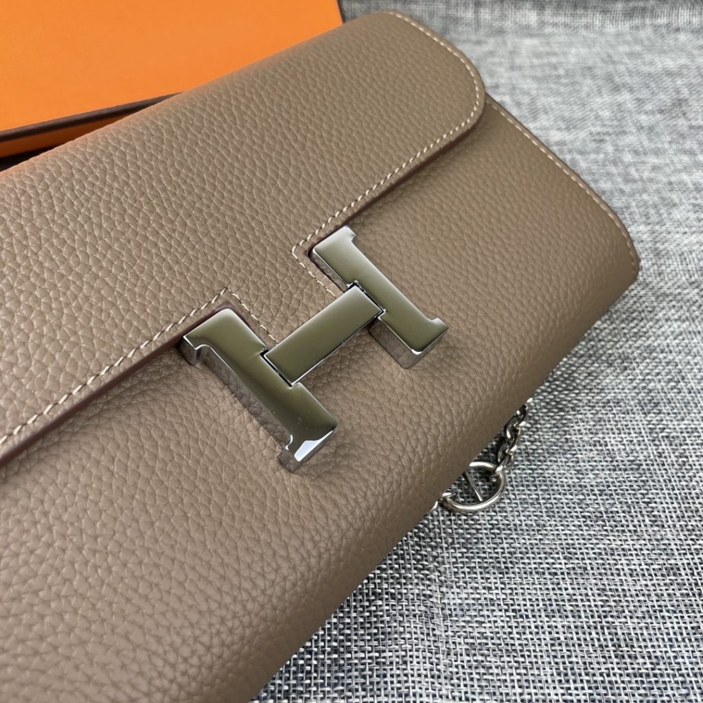 Hermes Constance Hermes model: 9852togo leather silver chain size: 22 * 11cm 🇫🇷 overseas 🇫🇷 Imported Togo cowhide, with original OEM code inside, feels soft and comfortable. The original copy with silver hardware is exquisite and elegant, and the oil edge is straight and smooth 🎈 There are two large cash slots, one zip pocket and 12 card slots 🚚 Silver chain 120cm long