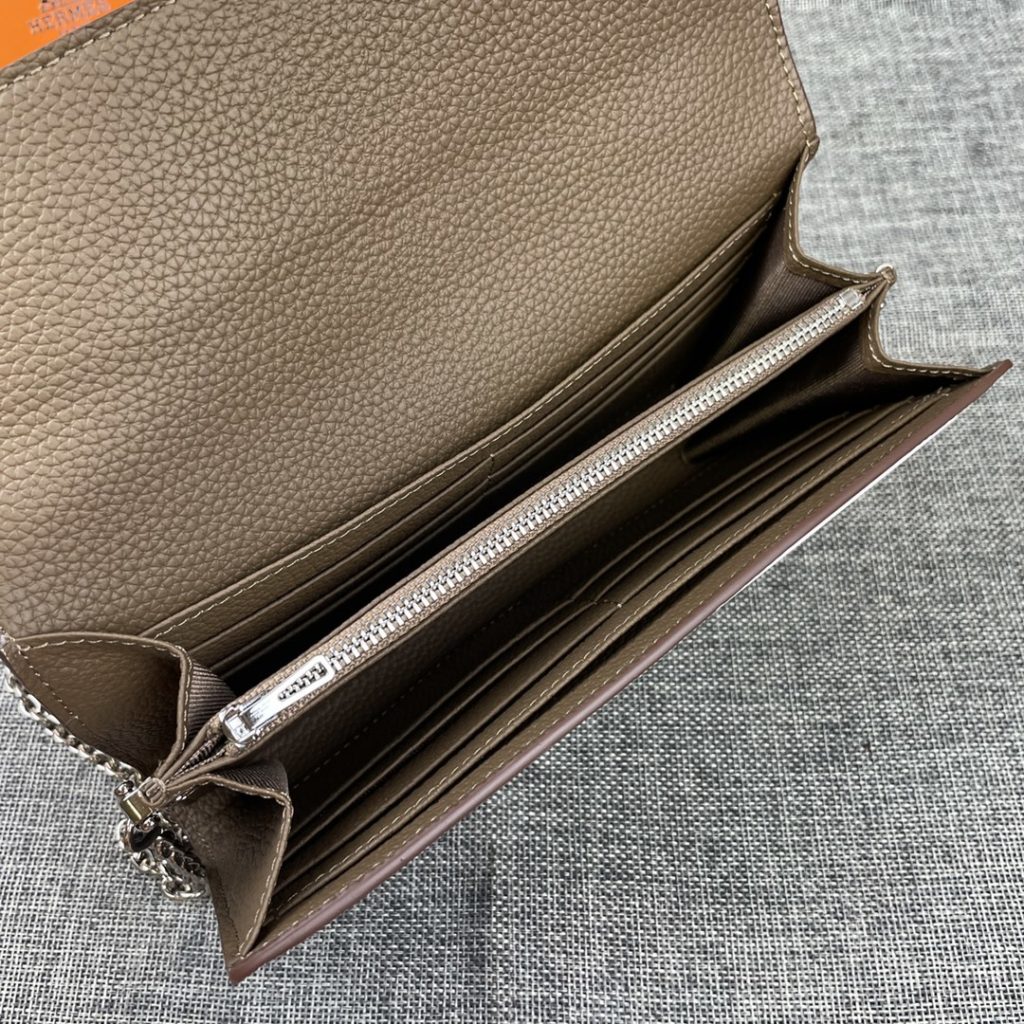 Hermes Constance Hermes model: 9852togo leather silver chain size: 22 * 11cm 🇫🇷 overseas 🇫🇷 Imported Togo cowhide, with original OEM code inside, feels soft and comfortable. The original copy with silver hardware is exquisite and elegant, and the oil edge is straight and smooth 🎈 There are two large cash slots, one zip pocket and 12 card slots 🚚 Silver chain 120cm long