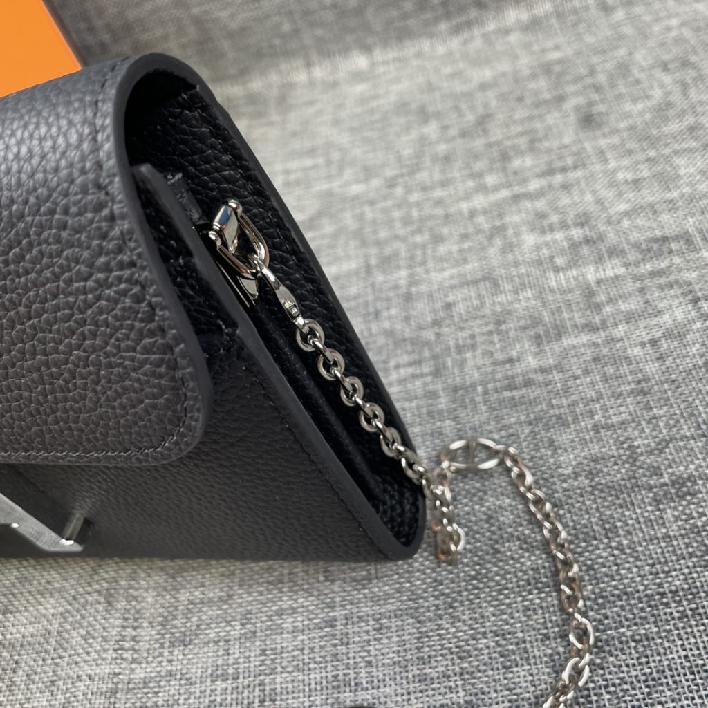 Hermes Constance Hermes model: 9852togo leather silver chain size: 22 * 11cm 🇫🇷 overseas 🇫🇷 Imported Togo cowhide, with original OEM code inside, feels soft and comfortable. The original copy with silver hardware is exquisite and elegant, and the oil edge is straight and smooth 🎈 There are two large cash slots, one zip pocket and 12 card slots 🚚 Silver chain 120cm long