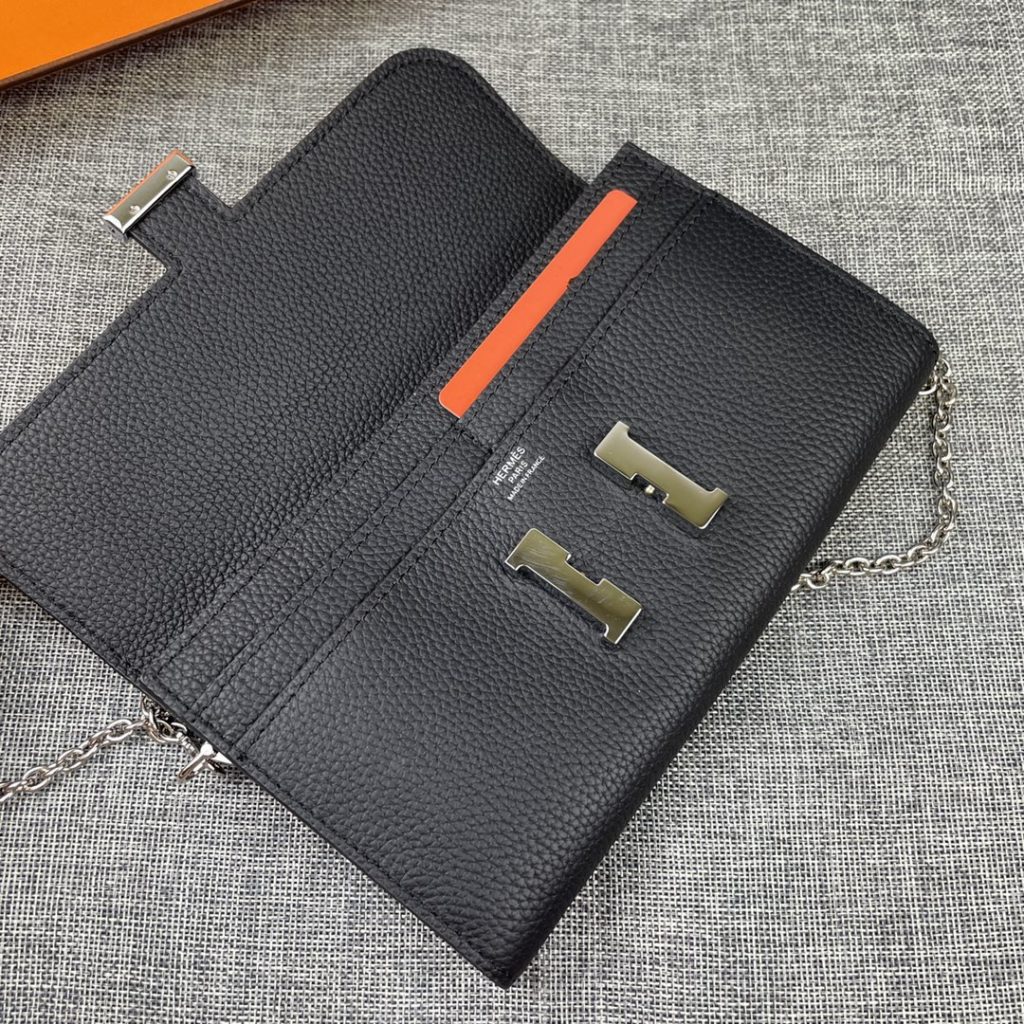 Hermes Constance Hermes model: 9852togo leather silver chain size: 22 * 11cm 🇫🇷 overseas 🇫🇷 Imported Togo cowhide, with original OEM code inside, feels soft and comfortable. The original copy with silver hardware is exquisite and elegant, and the oil edge is straight and smooth 🎈 There are two large cash slots, one zip pocket and 12 card slots 🚚 Silver chain 120cm long