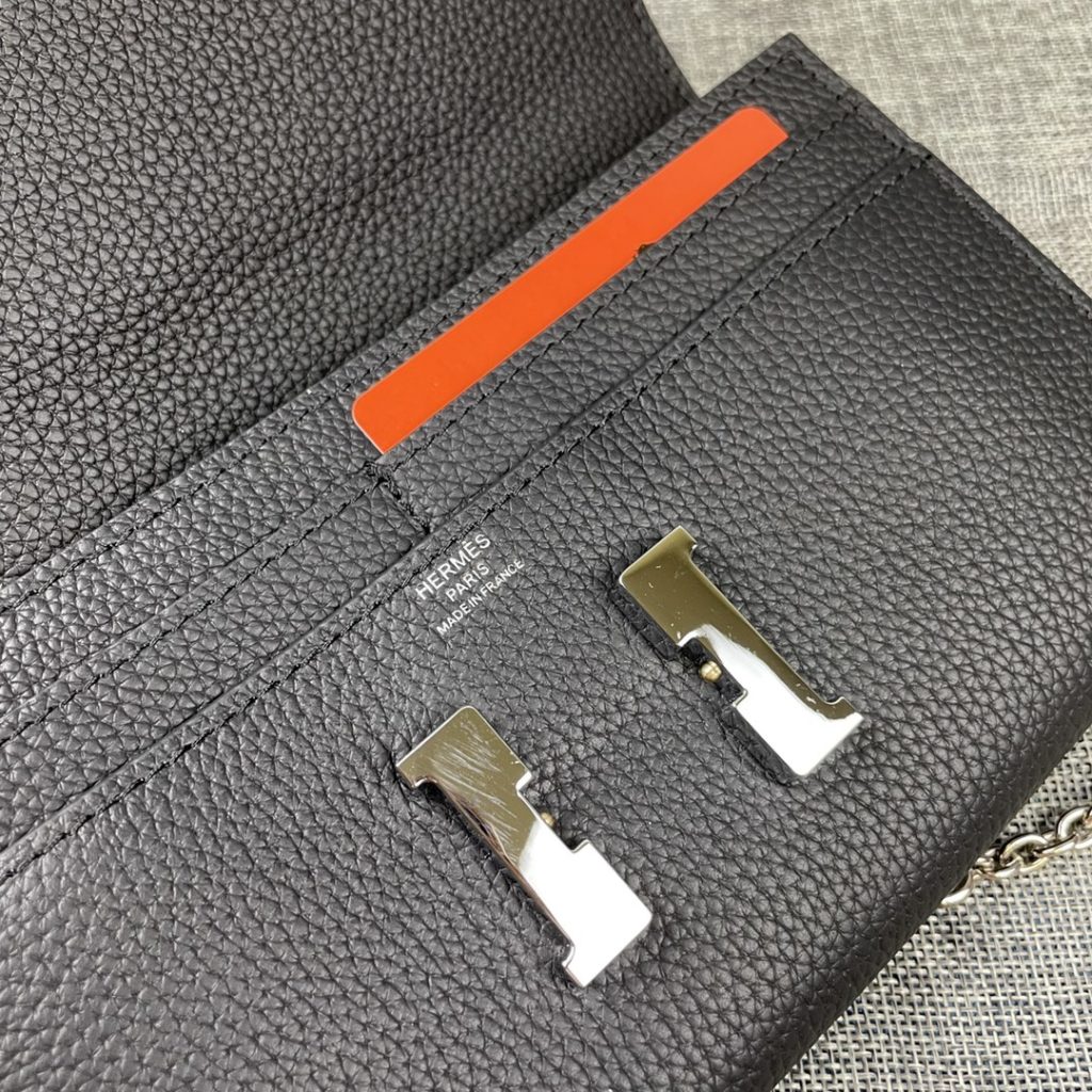 Hermes Constance Hermes model: 9852togo leather silver chain size: 22 * 11cm 🇫🇷 overseas 🇫🇷 Imported Togo cowhide, with original OEM code inside, feels soft and comfortable. The original copy with silver hardware is exquisite and elegant, and the oil edge is straight and smooth 🎈 There are two large cash slots, one zip pocket and 12 card slots 🚚 Silver chain 120cm long