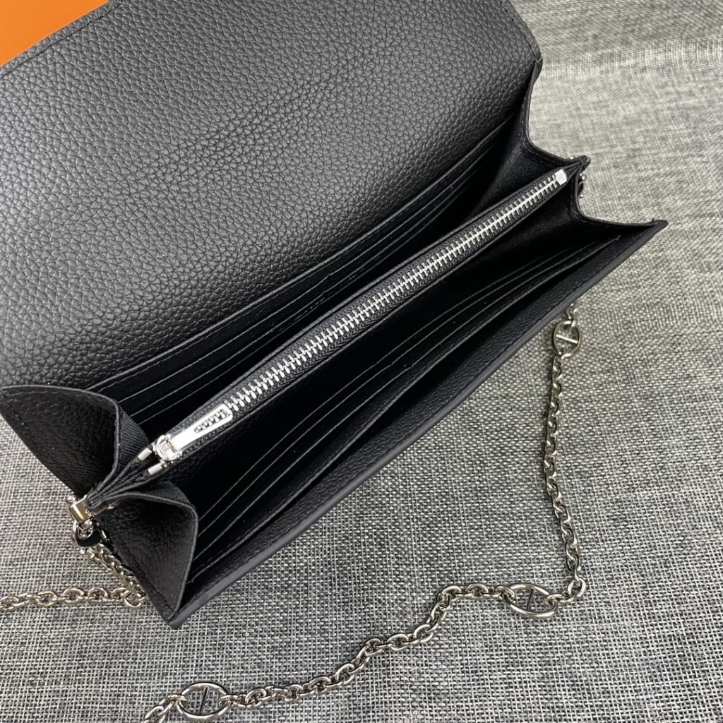 Hermes Constance Hermes model: 9852togo leather silver chain size: 22 * 11cm 🇫🇷 overseas 🇫🇷 Imported Togo cowhide, with original OEM code inside, feels soft and comfortable. The original copy with silver hardware is exquisite and elegant, and the oil edge is straight and smooth 🎈 There are two large cash slots, one zip pocket and 12 card slots 🚚 Silver chain 120cm long