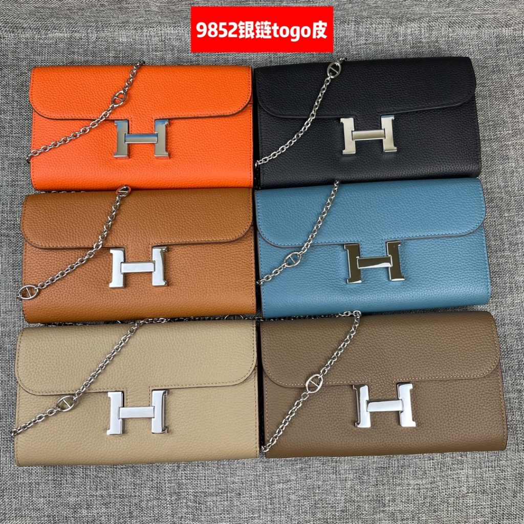 Hermes Constance Hermes model: 9852togo leather silver chain size: 22 * 11cm 🇫🇷 overseas 🇫🇷 Imported Togo cowhide, with original OEM code inside, feels soft and comfortable. The original copy with silver hardware is exquisite and elegant, and the oil edge is straight and smooth 🎈 There are two large cash slots, one zip pocket and 12 card slots 🚚 Silver chain 120cm long