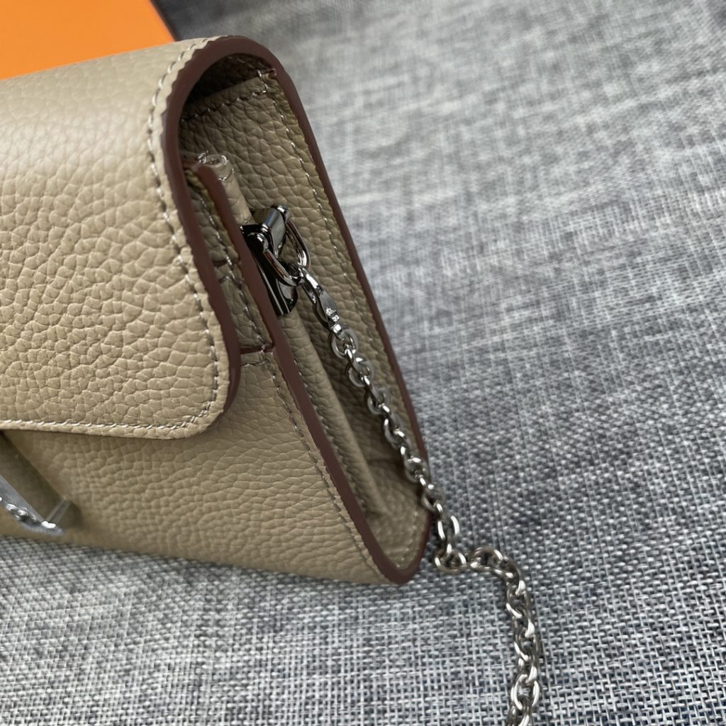 Hermes Constance Hermes model: 9852togo leather silver chain size: 22 * 11cm 🇫🇷 overseas 🇫🇷 Imported Togo cowhide, with original OEM code inside, feels soft and comfortable. The original copy with silver hardware is exquisite and elegant, and the oil edge is straight and smooth 🎈 There are two large cash slots, one zip pocket and 12 card slots 🚚 Silver chain 120cm long