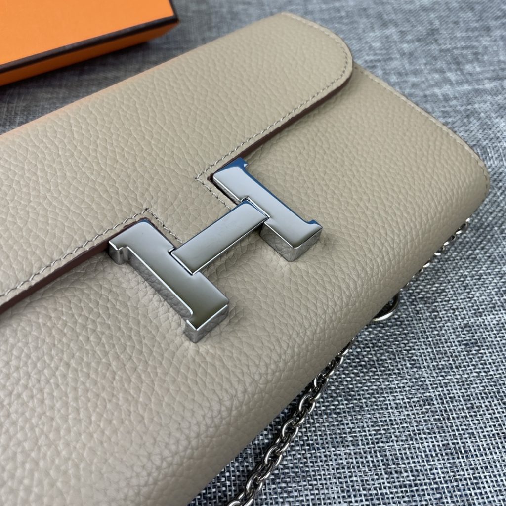 Hermes Constance Hermes model: 9852togo leather silver chain size: 22 * 11cm 🇫🇷 overseas 🇫🇷 Imported Togo cowhide, with original OEM code inside, feels soft and comfortable. The original copy with silver hardware is exquisite and elegant, and the oil edge is straight and smooth 🎈 There are two large cash slots, one zip pocket and 12 card slots 🚚 Silver chain 120cm long