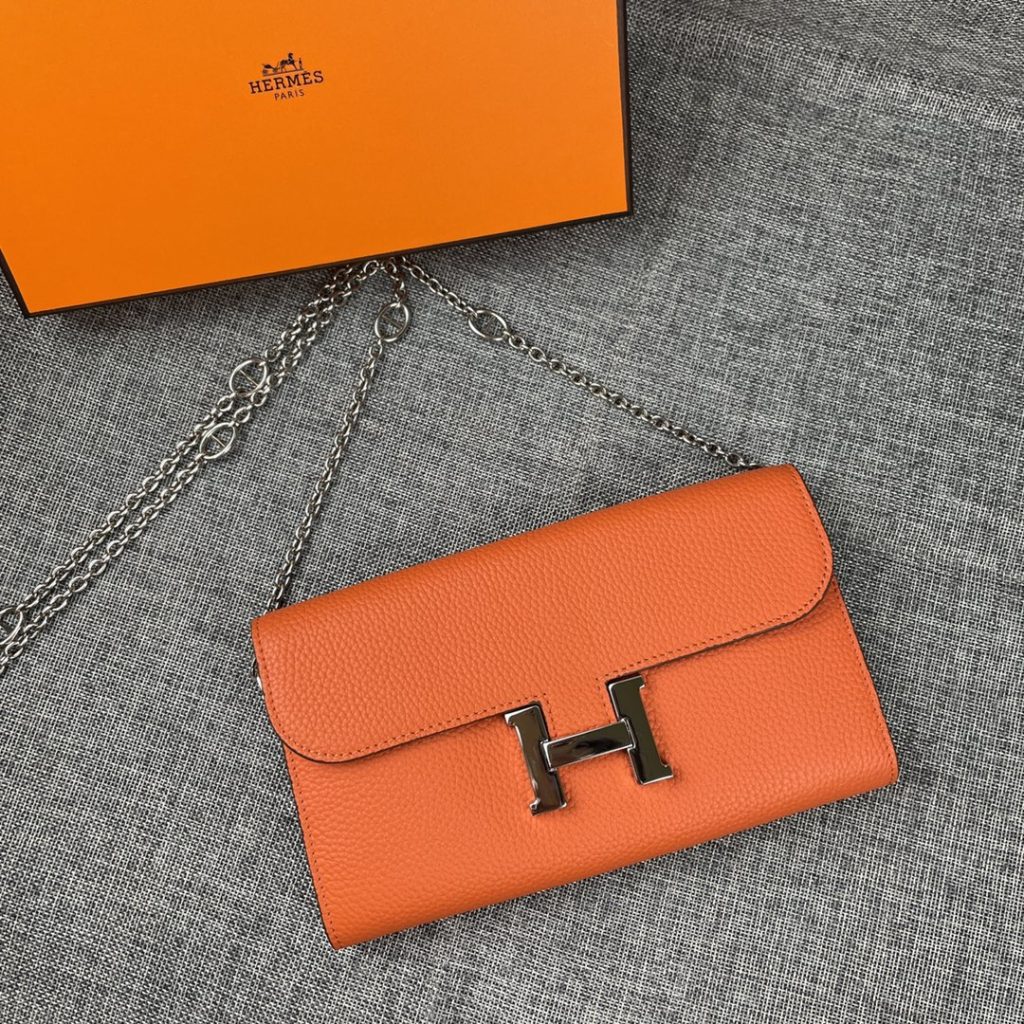 Hermes Constance Hermes model: 9852togo leather silver chain size: 22 * 11cm 🇫🇷 overseas 🇫🇷 Imported Togo cowhide, with original OEM code inside, feels soft and comfortable. The original copy with silver hardware is exquisite and elegant, and the oil edge is straight and smooth 🎈 There are two large cash slots, one zip pocket and 12 card slots 🚚 Silver chain 120cm long