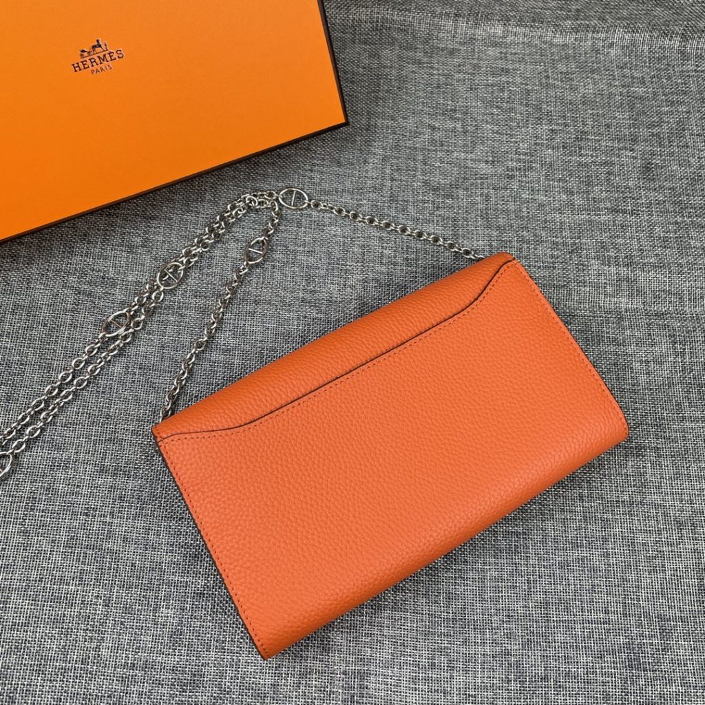 Hermes Constance Hermes model: 9852togo leather silver chain size: 22 * 11cm 🇫🇷 overseas 🇫🇷 Imported Togo cowhide, with original OEM code inside, feels soft and comfortable. The original copy with silver hardware is exquisite and elegant, and the oil edge is straight and smooth 🎈 There are two large cash slots, one zip pocket and 12 card slots 🚚 Silver chain 120cm long