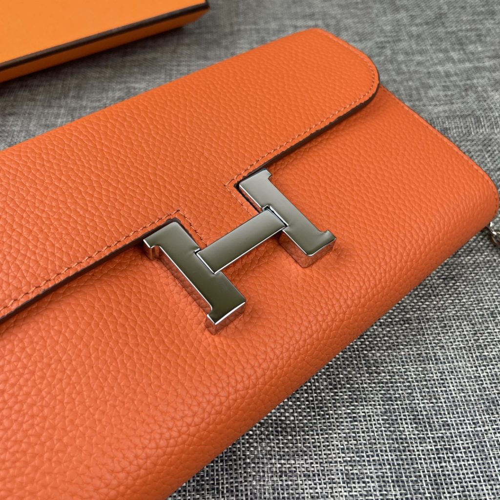 Hermes Constance Hermes model: 9852togo leather silver chain size: 22 * 11cm 🇫🇷 overseas 🇫🇷 Imported Togo cowhide, with original OEM code inside, feels soft and comfortable. The original copy with silver hardware is exquisite and elegant, and the oil edge is straight and smooth 🎈 There are two large cash slots, one zip pocket and 12 card slots 🚚 Silver chain 120cm long