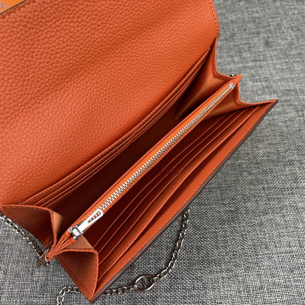 Hermes Constance Hermes model: 9852togo leather silver chain size: 22 * 11cm 🇫🇷 overseas 🇫🇷 Imported Togo cowhide, with original OEM code inside, feels soft and comfortable. The original copy with silver hardware is exquisite and elegant, and the oil edge is straight and smooth 🎈 There are two large cash slots, one zip pocket and 12 card slots 🚚 Silver chain 120cm long