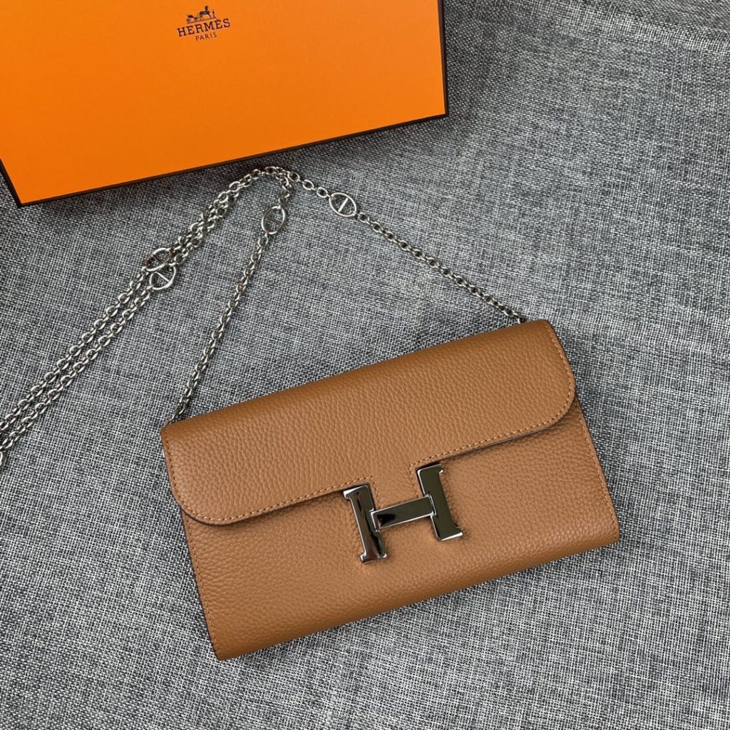 Hermes Constance Hermes model: 9852togo leather silver chain size: 22 * 11cm 🇫🇷 overseas 🇫🇷 Imported Togo cowhide, with original OEM code inside, feels soft and comfortable. The original copy with silver hardware is exquisite and elegant, and the oil edge is straight and smooth 🎈 There are two large cash slots, one zip pocket and 12 card slots 🚚 Silver chain 120cm long