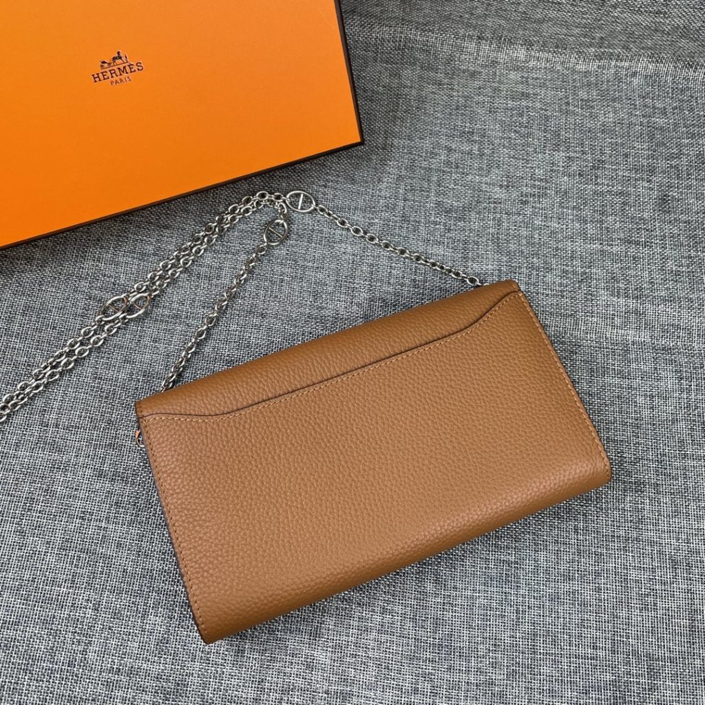 Hermes Constance Hermes model: 9852togo leather silver chain size: 22 * 11cm 🇫🇷 overseas 🇫🇷 Imported Togo cowhide, with original OEM code inside, feels soft and comfortable. The original copy with silver hardware is exquisite and elegant, and the oil edge is straight and smooth 🎈 There are two large cash slots, one zip pocket and 12 card slots 🚚 Silver chain 120cm long