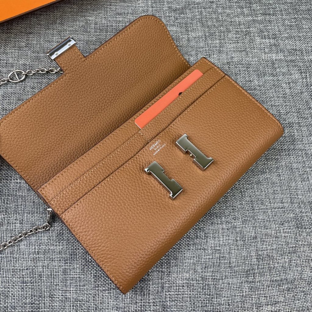 Hermes Constance Hermes model: 9852togo leather silver chain size: 22 * 11cm 🇫🇷 overseas 🇫🇷 Imported Togo cowhide, with original OEM code inside, feels soft and comfortable. The original copy with silver hardware is exquisite and elegant, and the oil edge is straight and smooth 🎈 There are two large cash slots, one zip pocket and 12 card slots 🚚 Silver chain 120cm long