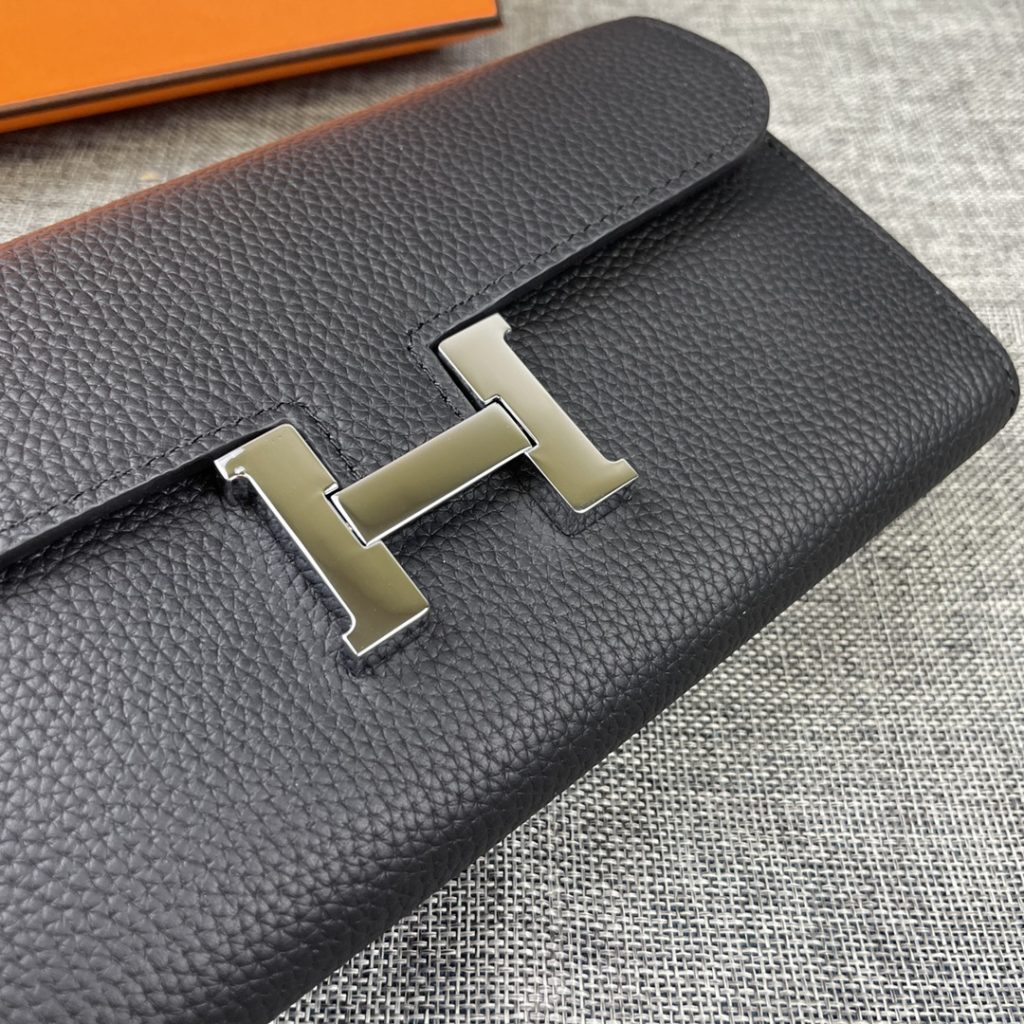 Hermes Constance Hermes Model: 539 silver buckle togo leather size: 22 * 11cm 🇫🇷 overseas 🇫🇷 Imported Togo cowhide has a soft and comfortable feel. The original copy is matched with gold hardware, with the original OEM code inside, which is exquisite and elegant, and the oil edge is straight and smooth 🎈 There are two large cash slots, one zip pocket and 12 card slots 🚚