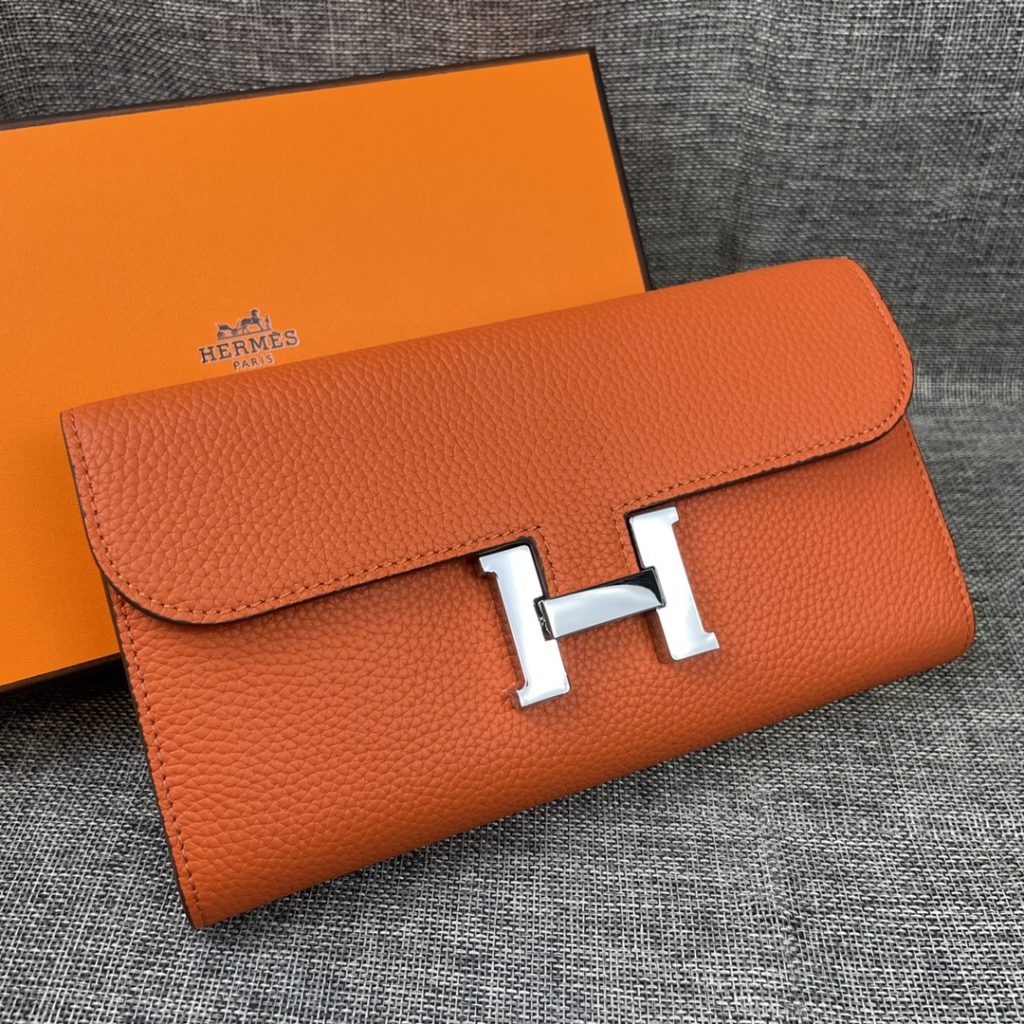 Hermes Constance Hermes Model: 539 silver buckle togo leather size: 22 * 11cm 🇫🇷 overseas 🇫🇷 Imported Togo cowhide has a soft and comfortable feel. The original copy is matched with gold hardware, with the original OEM code inside, which is exquisite and elegant, and the oil edge is straight and smooth 🎈 There are two large cash slots, one zip pocket and 12 card slots 🚚