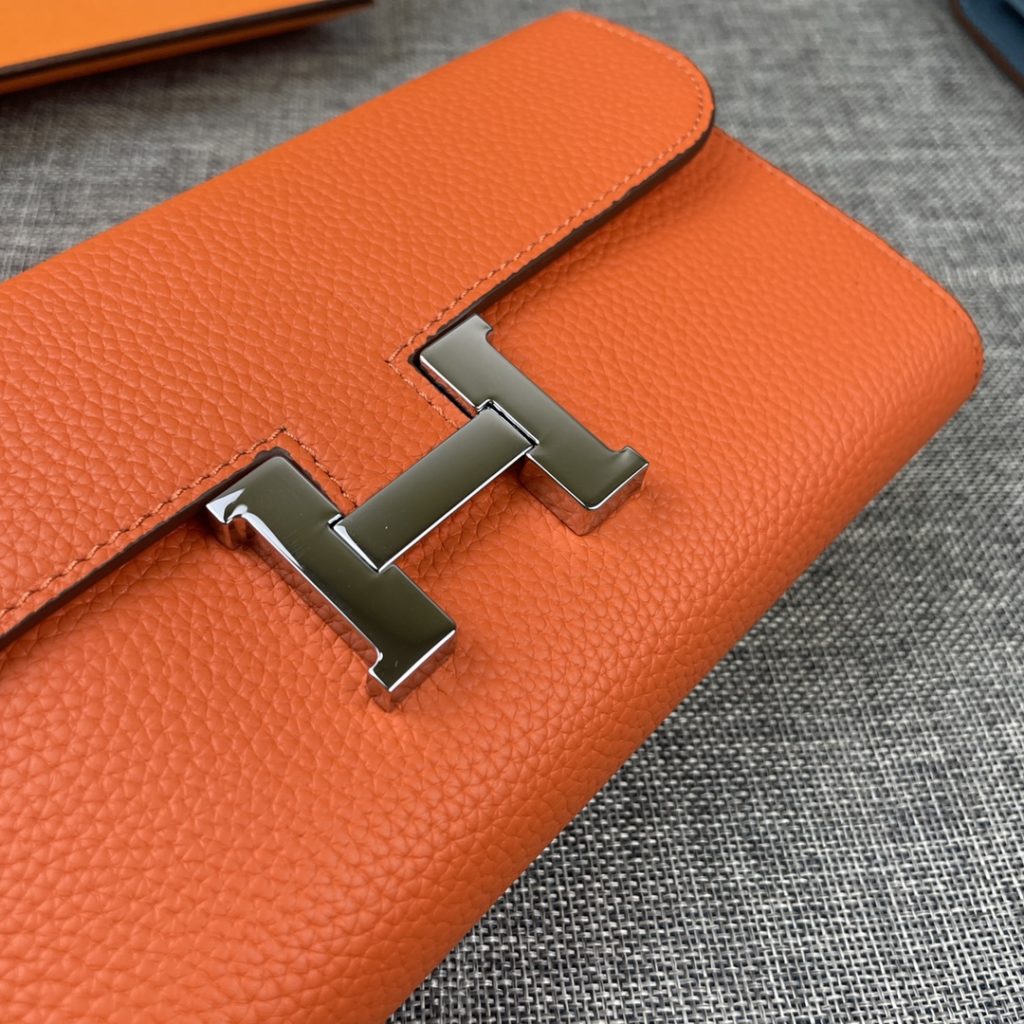 Hermes Constance Hermes Model: 539 silver buckle togo leather size: 22 * 11cm 🇫🇷 overseas 🇫🇷 Imported Togo cowhide has a soft and comfortable feel. The original copy is matched with gold hardware, with the original OEM code inside, which is exquisite and elegant, and the oil edge is straight and smooth 🎈 There are two large cash slots, one zip pocket and 12 card slots 🚚