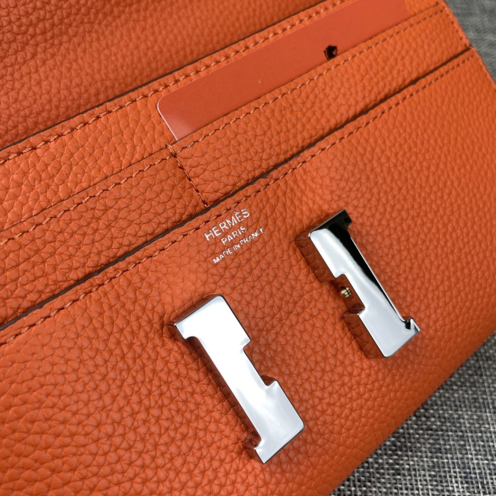 Hermes Constance Hermes Model: 539 silver buckle togo leather size: 22 * 11cm 🇫🇷 overseas 🇫🇷 Imported Togo cowhide has a soft and comfortable feel. The original copy is matched with gold hardware, with the original OEM code inside, which is exquisite and elegant, and the oil edge is straight and smooth 🎈 There are two large cash slots, one zip pocket and 12 card slots 🚚