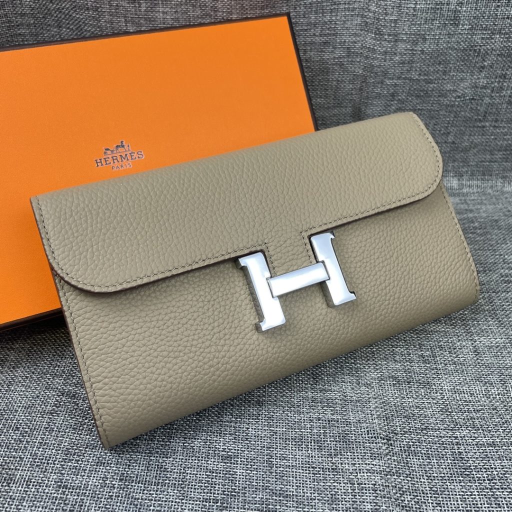 Hermes Constance Hermes Model: 539 silver buckle togo leather size: 22 * 11cm 🇫🇷 overseas 🇫🇷 Imported Togo cowhide has a soft and comfortable feel. The original copy is matched with gold hardware, with the original OEM code inside, which is exquisite and elegant, and the oil edge is straight and smooth 🎈 There are two large cash slots, one zip pocket and 12 card slots 🚚