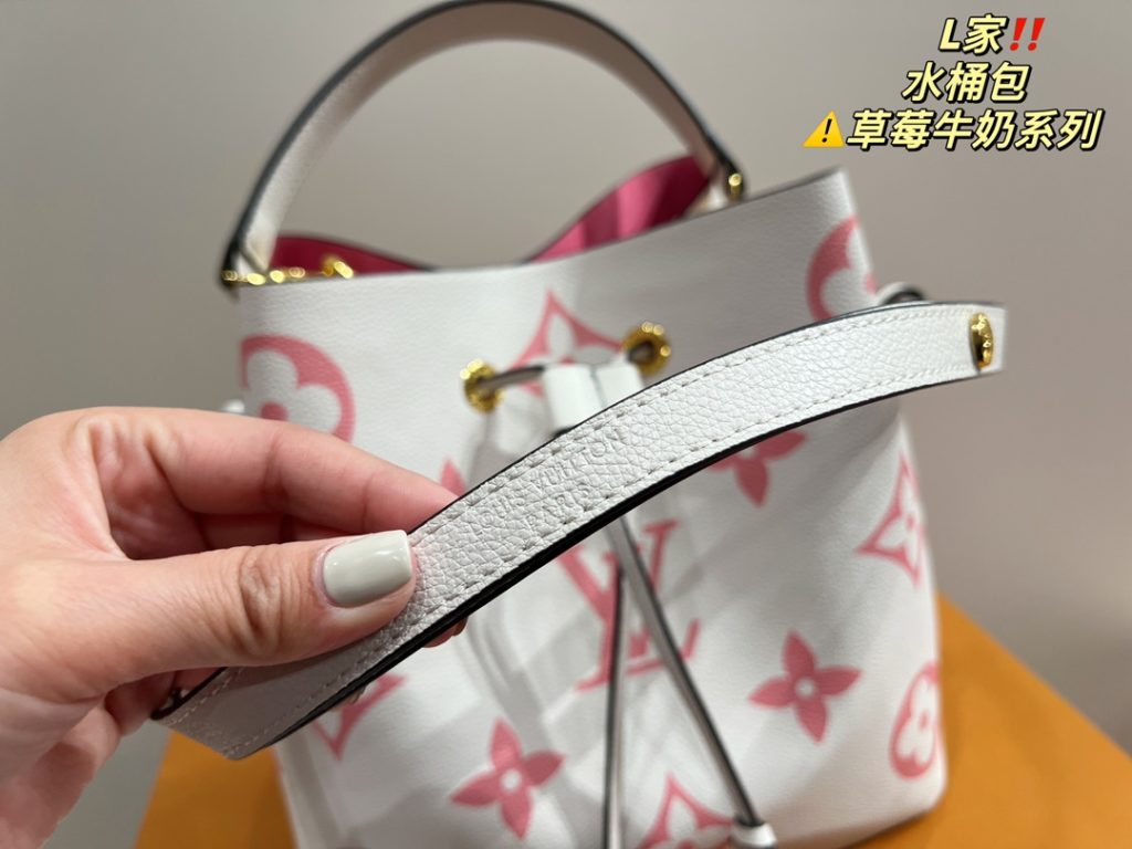 LV Bucket Bag<br>Strawberry Milk Series<br>Forever a versatile piece<br>The upper body is absolutely beautiful This texture<br>Little fairies deserve to have