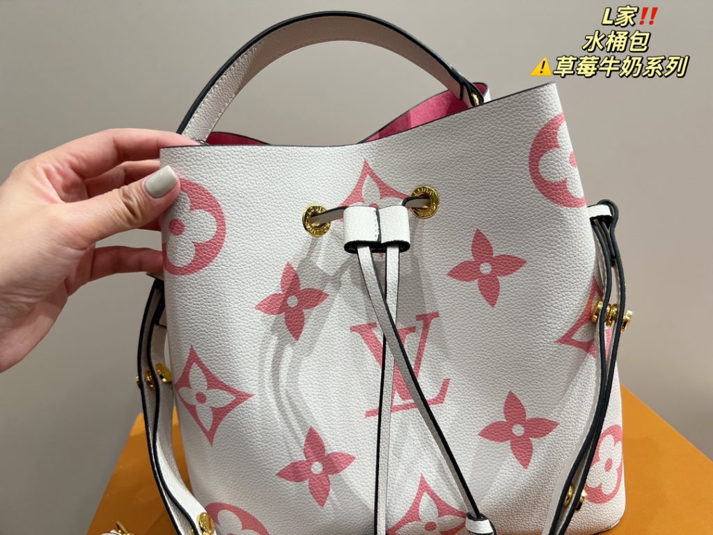 LV Bucket Bag<br>Strawberry Milk Series<br>Forever a versatile piece<br>The upper body is absolutely beautiful This texture<br>Little fairies deserve to have