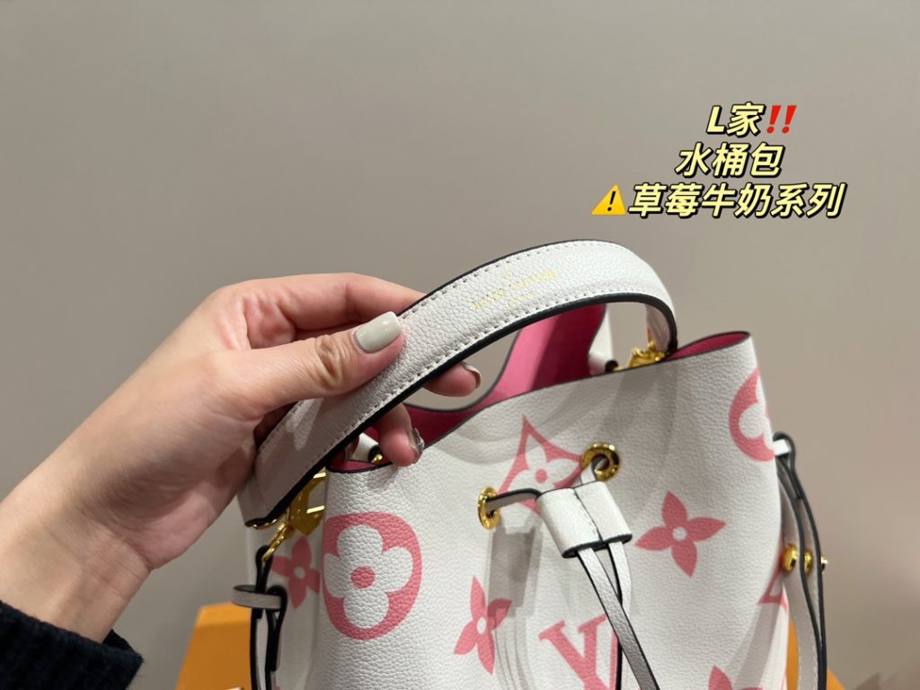 LV Bucket Bag<br>Strawberry Milk Series<br>Forever a versatile piece<br>The upper body is absolutely beautiful This texture<br>Little fairies deserve to have