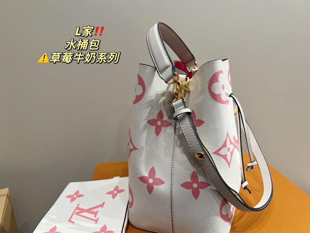 LV Bucket Bag<br>Strawberry Milk Series<br>Forever a versatile piece<br>The upper body is absolutely beautiful This texture<br>Little fairies deserve to have