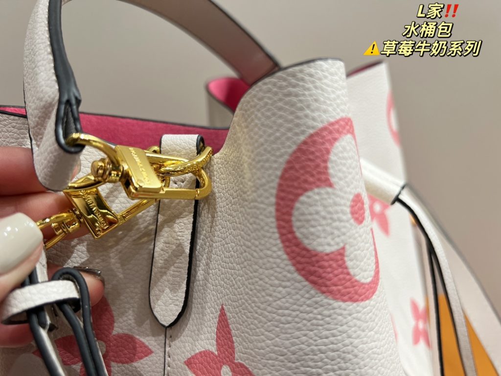 LV Bucket Bag<br>Strawberry Milk Series<br>Forever a versatile piece<br>The upper body is absolutely beautiful This texture<br>Little fairies deserve to have