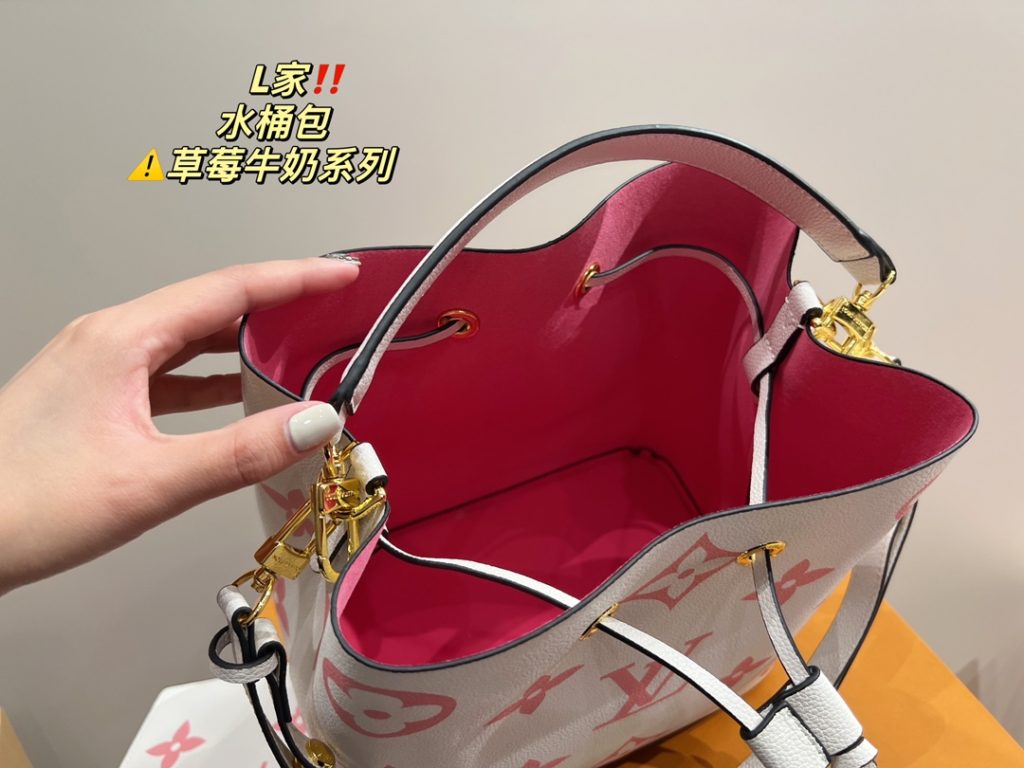 LV Bucket Bag<br>Strawberry Milk Series<br>Forever a versatile piece<br>The upper body is absolutely beautiful This texture<br>Little fairies deserve to have