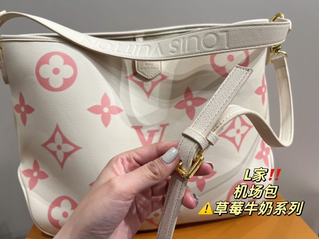 LV Airport Bag<br>Strawberry Milk Series<br>Forever a versatile piece<br>The upper body is absolutely beautiful This texture<br>The little fairies deserve to have