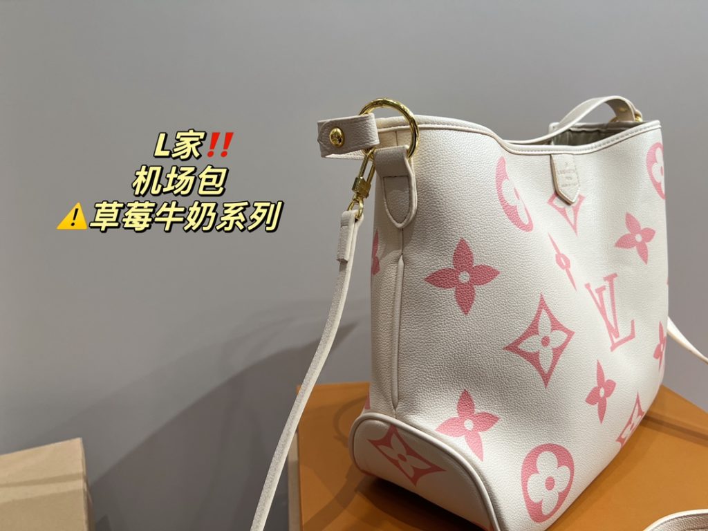 LV Airport Bag<br>Strawberry Milk Series<br>Forever a versatile piece<br>The upper body is absolutely beautiful This texture<br>The little fairies deserve to have