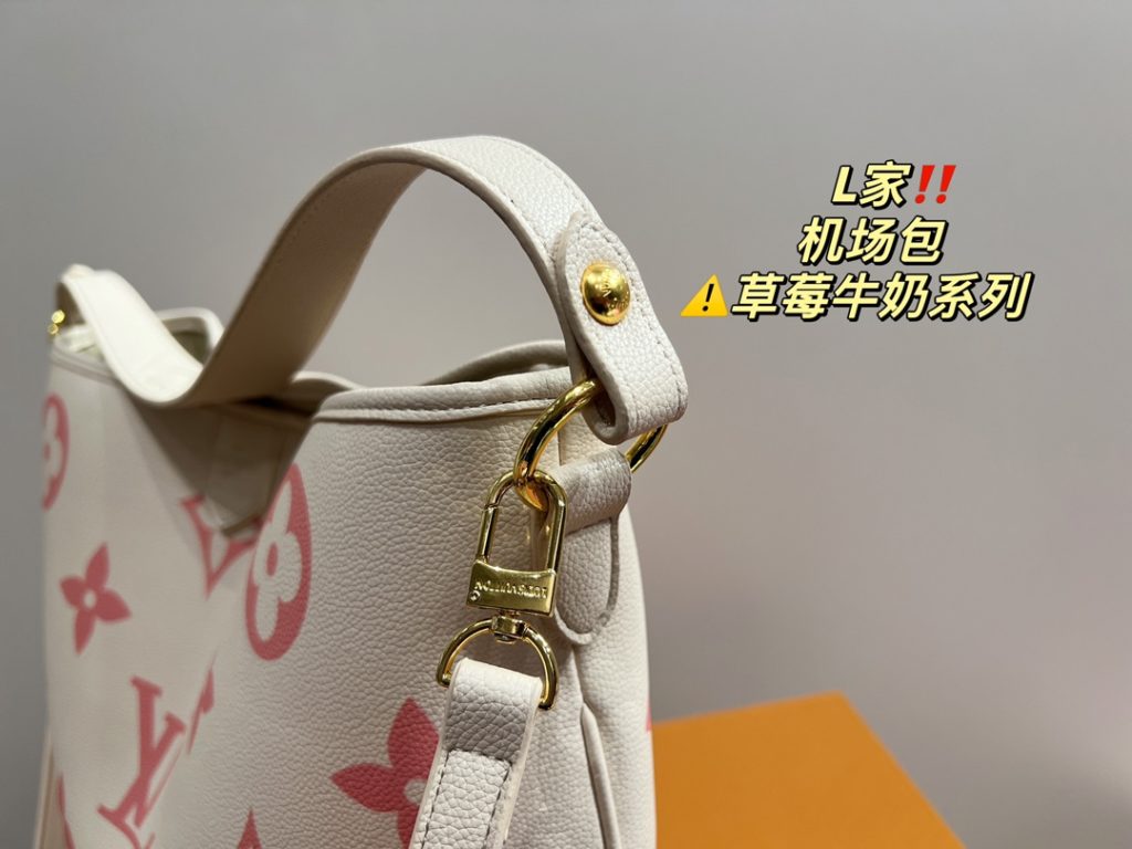 LV Airport Bag<br>Strawberry Milk Series<br>Forever a versatile piece<br>The upper body is absolutely beautiful This texture<br>The little fairies deserve to have