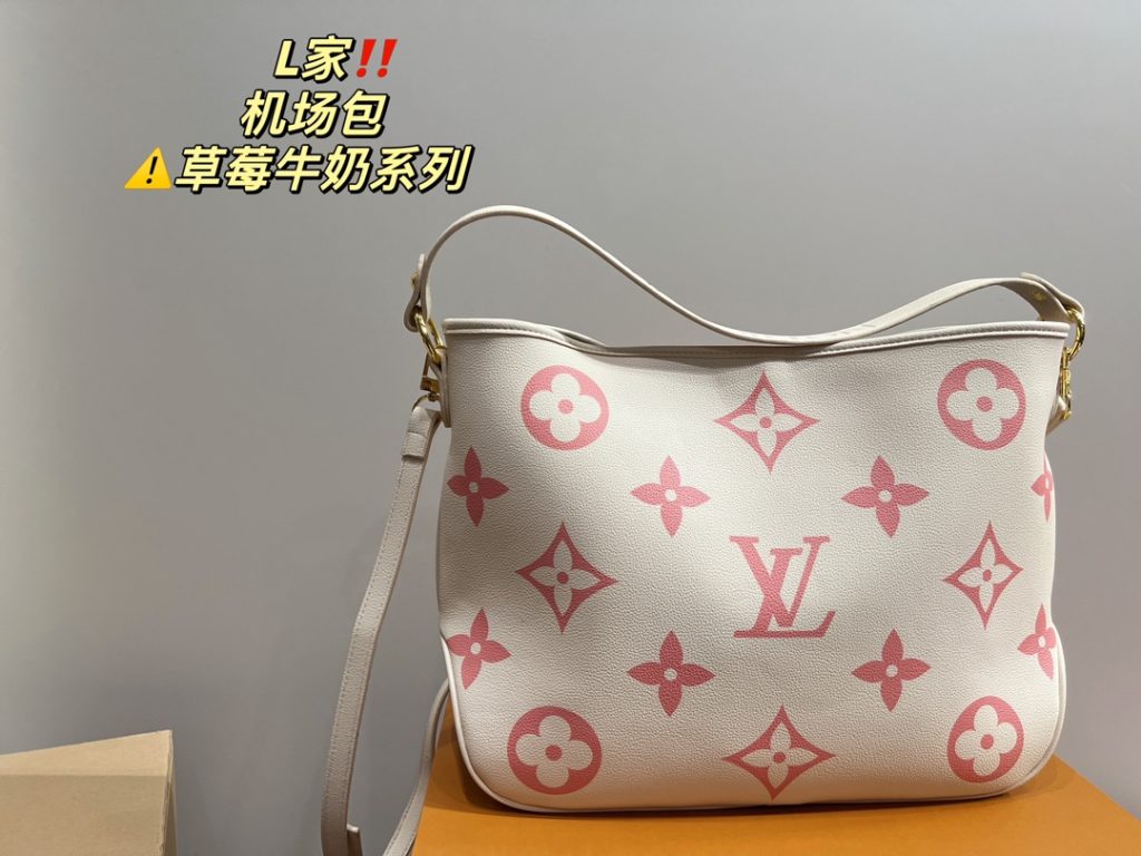 LV Airport Bag<br>Strawberry Milk Series<br>Forever a versatile piece<br>The upper body is absolutely beautiful This texture<br>The little fairies deserve to have