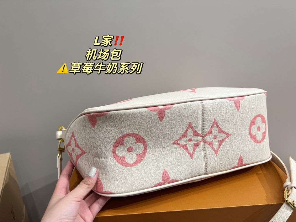 LV Airport Bag<br>Strawberry Milk Series<br>Forever a versatile piece<br>The upper body is absolutely beautiful This texture<br>The little fairies deserve to have