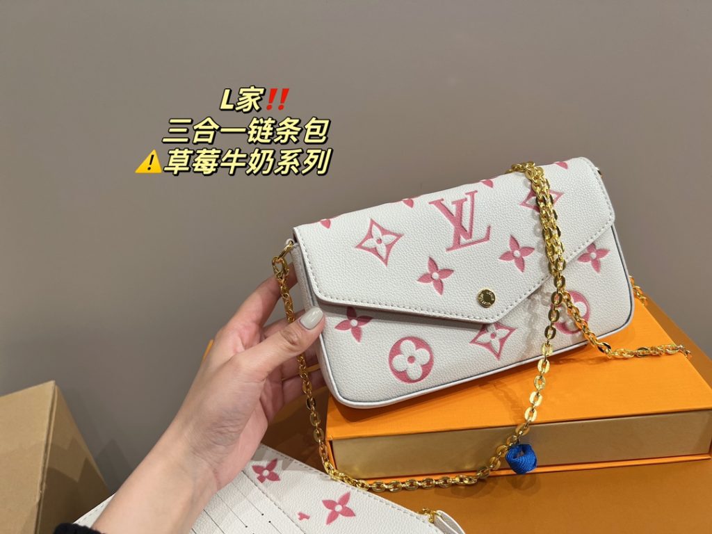 LV 3-in-1 Chain Bag<br>Strawberry Milk Series<br>Forever a versatile piece<br>The upper body is absolutely beautiful This texture<br>Little fairies deserve to have