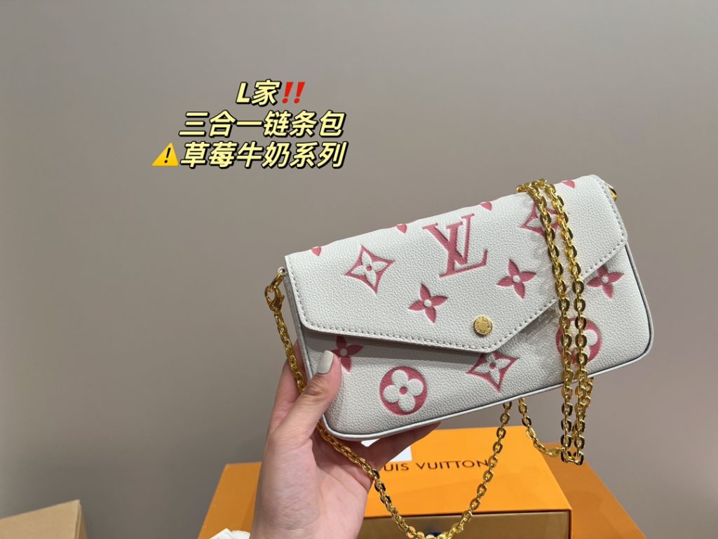 LV 3-in-1 Chain Bag<br>Strawberry Milk Series<br>Forever a versatile piece<br>The upper body is absolutely beautiful This texture<br>Little fairies deserve to have