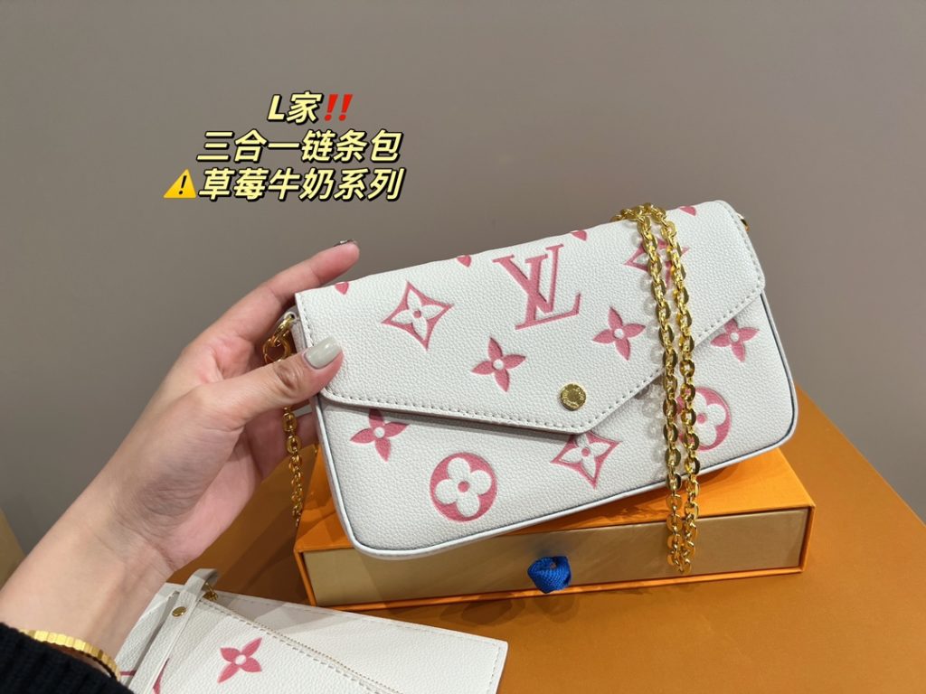 LV 3-in-1 Chain Bag<br>Strawberry Milk Series<br>Forever a versatile piece<br>The upper body is absolutely beautiful This texture<br>Little fairies deserve to have