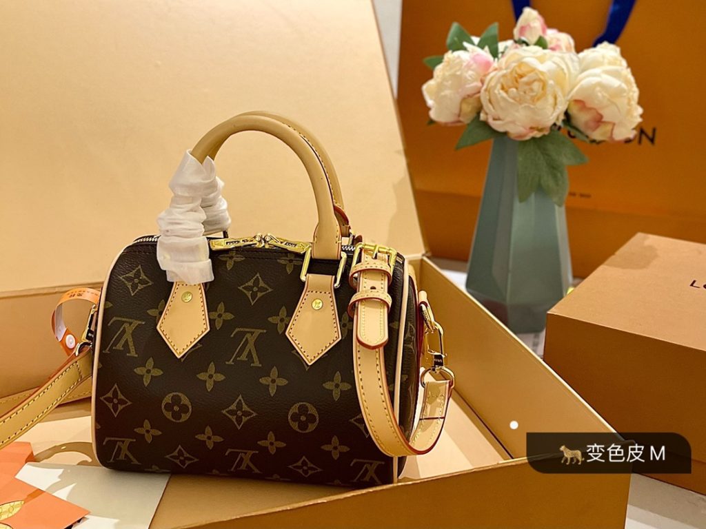 LV original old flower pillow bag classic top color change leather precise pair of flowers bronze hardware actual NANO SPEEDY bag M61252! Smartphone Size 20cm