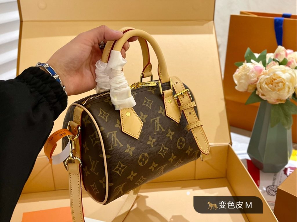 LV original old flower pillow bag classic top color change leather precise pair of flowers bronze hardware actual NANO SPEEDY bag M61252! Smartphone Size 20cm