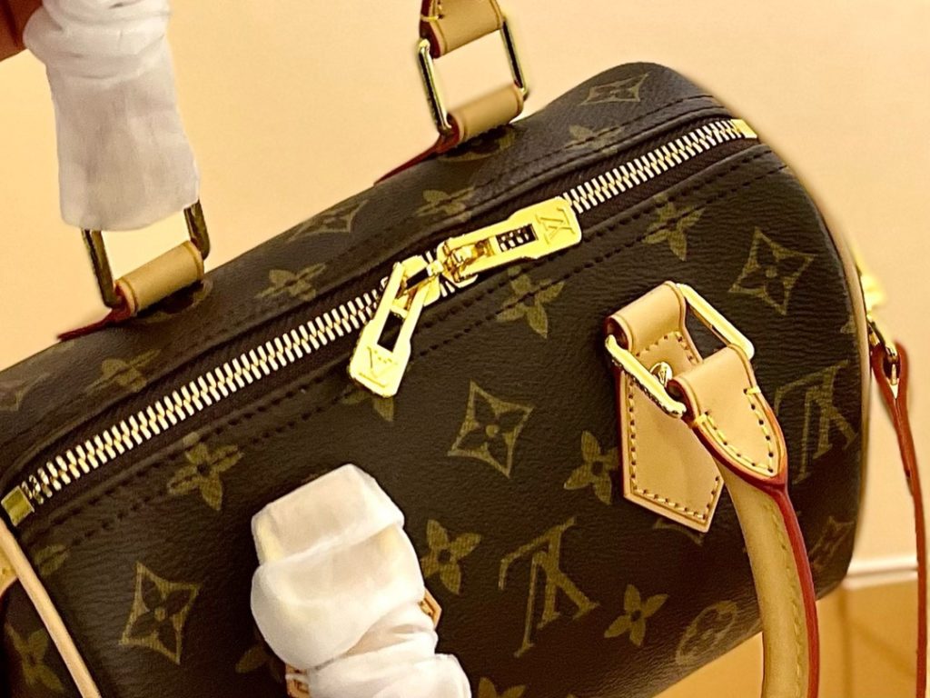 LV original old flower pillow bag classic top color change leather precise pair of flowers bronze hardware actual NANO SPEEDY bag M61252! Smartphone Size 20cm