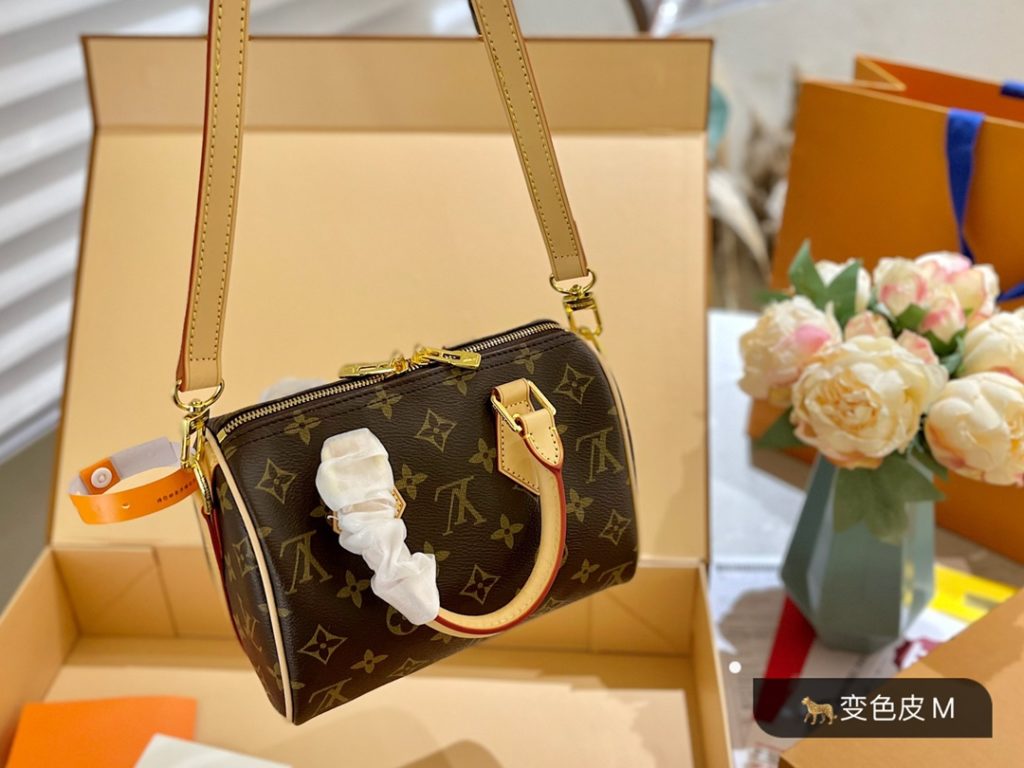 LV original old flower pillow bag classic top color change leather precise pair of flowers bronze hardware actual NANO SPEEDY bag M61252! Smartphone Size 20cm