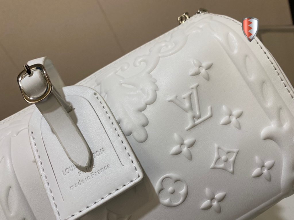 Show models pillow bag embossed pillow bag, spring and summer show models series, this time lv models too can be, men and women can carry the models, cool handsome handsome can cute love ~