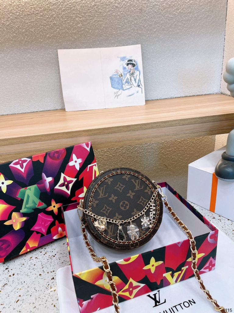 With a gift box Lv out of stock 💓 super versatile round cake bag shoulder crossbody super practical, Department of sports and fashion can be super large capacity Size: 17 17