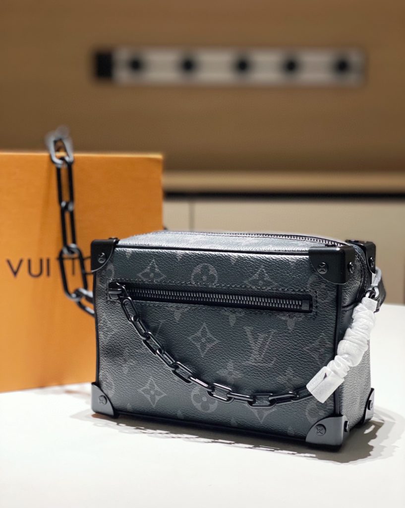 LV mini soft trunk black flower soft box bag shoulder crossbody black flower square box bag Size: 19 * 13 * 8CM Full set of packages configuration