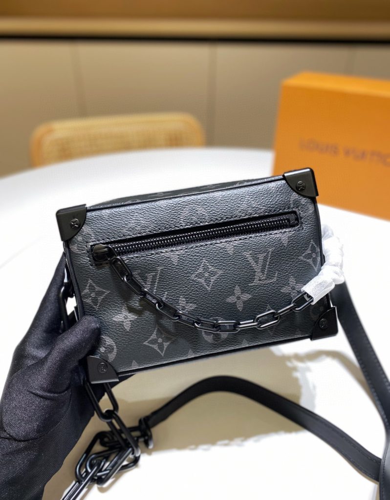 LV mini soft trunk black flower soft box bag shoulder crossbody black flower square box bag Size: 19 * 13 * 8CM Full set of packages configuration