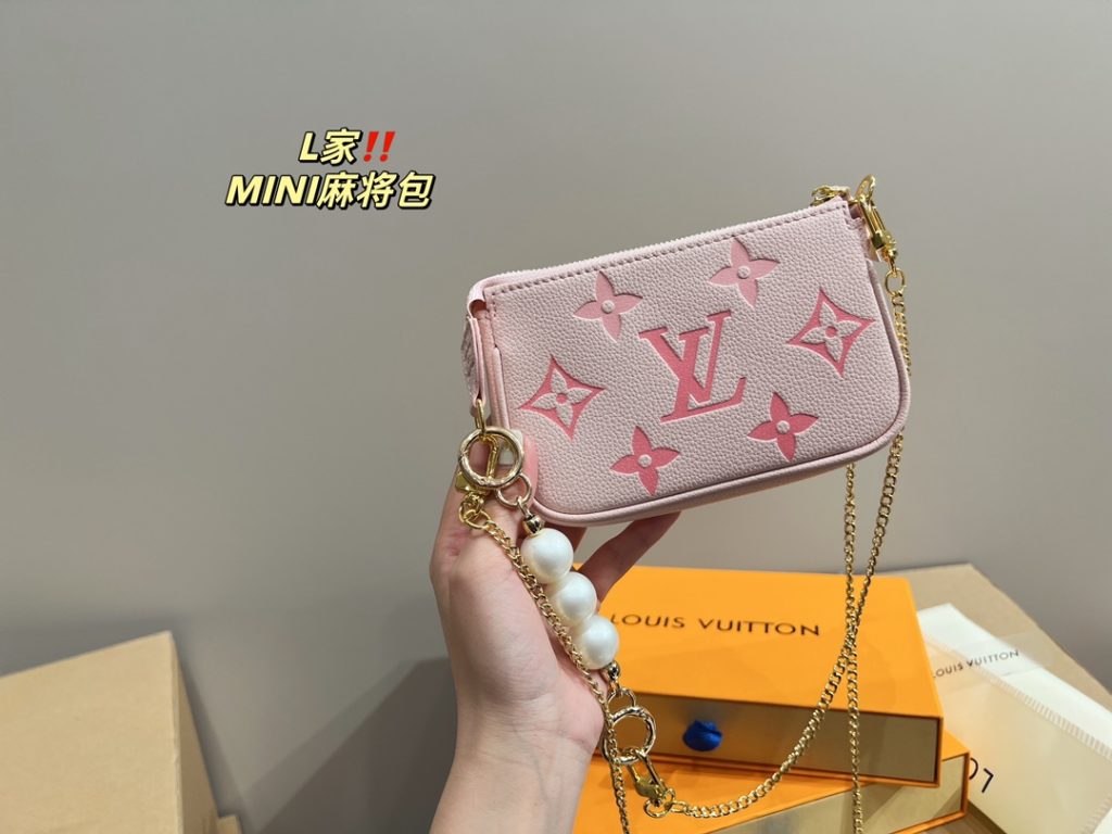 LV mahjong bag mini<br>With a sense of fashion elements<br>Creates a unique design<br>Everywhere with a cool style